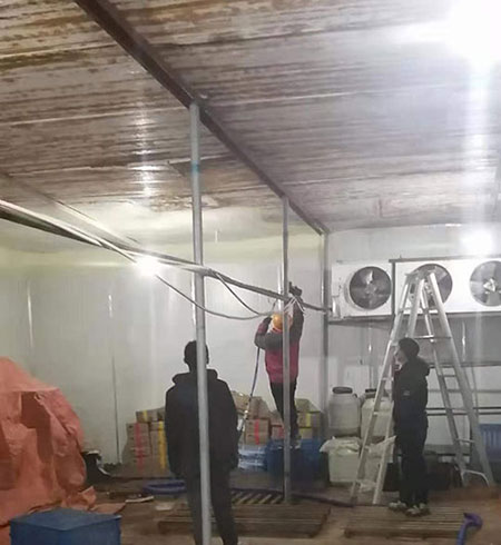 建筑保溫聚氨酯發(fā)泡機(圖2) 冷庫噴涂墻面內(nèi)鋼構及外面彩鋼板